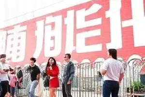 《一杯冰美式的时间》咖啡馆角落的手写板